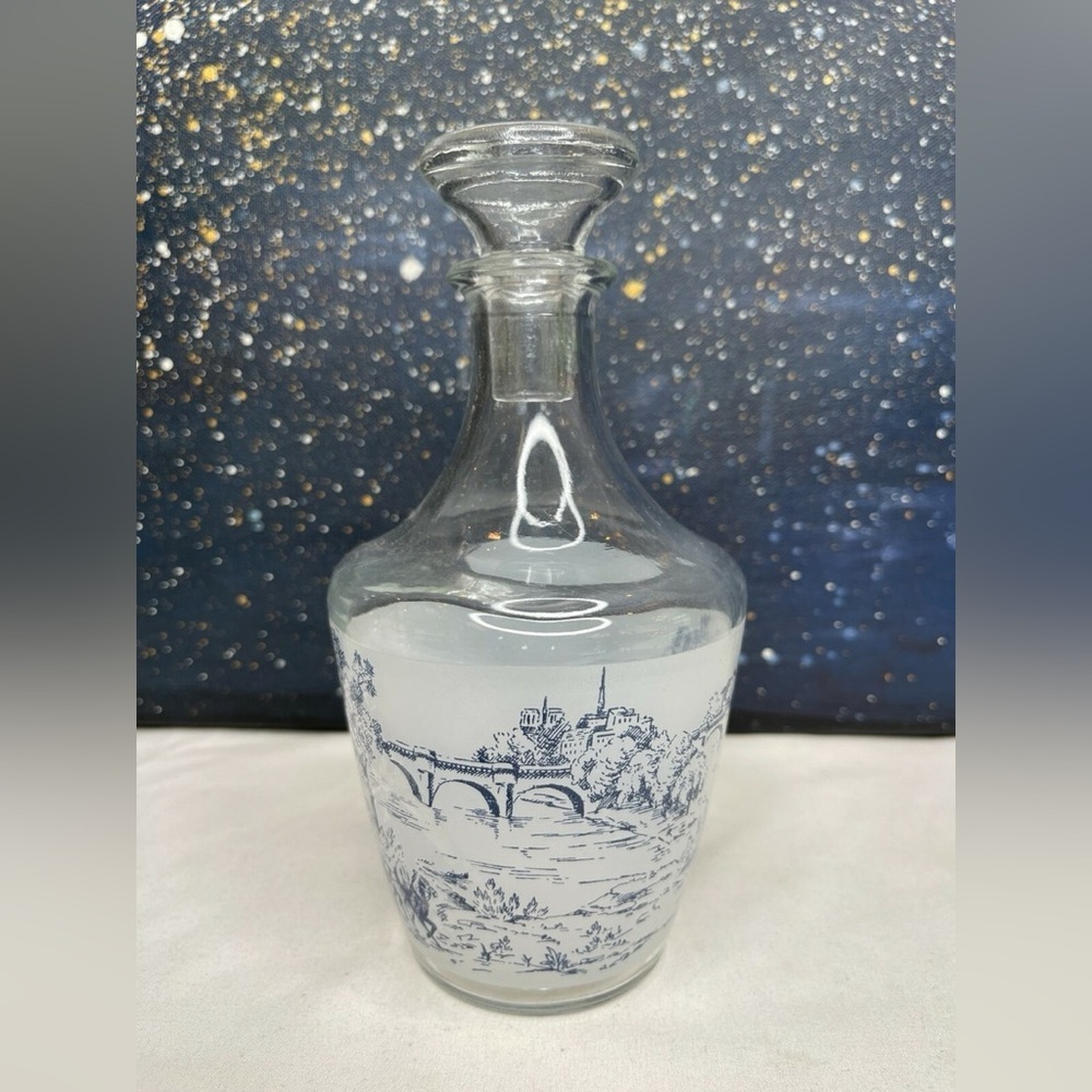 Elegant Glass Decanter with Scenic Design Verrerie Cristallerie D'Arques